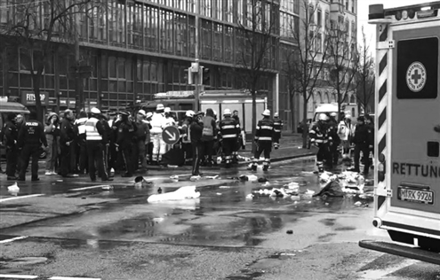 2月13日,在德国慕尼黑,救援人员聚集在车辆冲撞人群事件现场